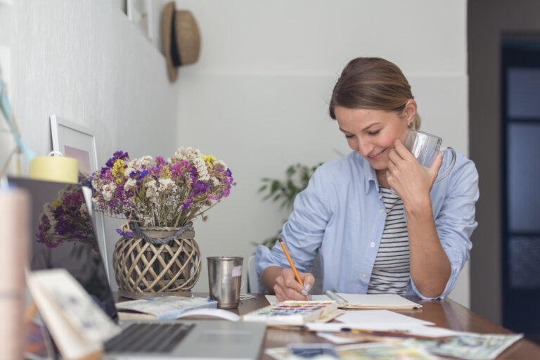smiley-woman-writing-desk-notebook